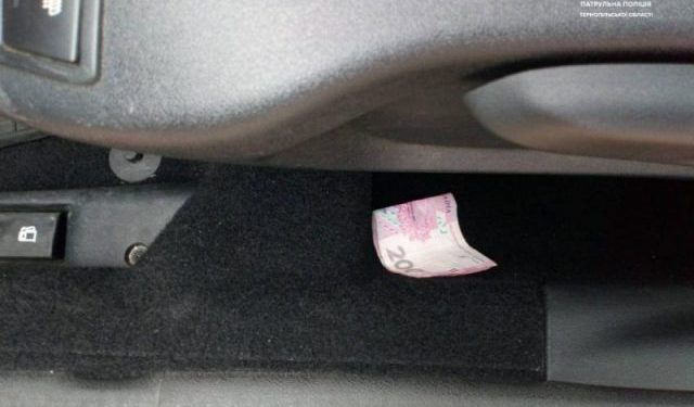 Біля Тернополя чоловік який перевищив швидкість хотів відкупитися від патрульних