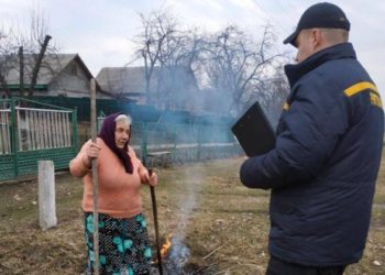 “Усі палять і я буду палити”: на Тернопільщині спалюють залишки органіки на городах