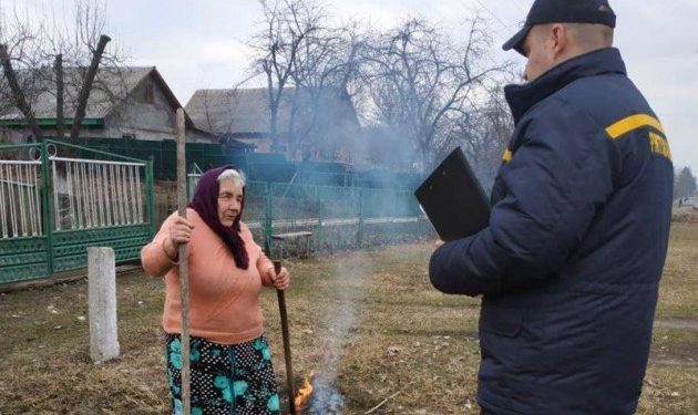 “Усі палять і я буду палити”: на Тернопільщині спалюють залишки органіки на городах