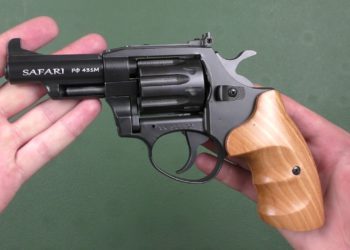 На Тернопільщині на стадіоні п’яний чоловік стріляв з револьвера по дітях