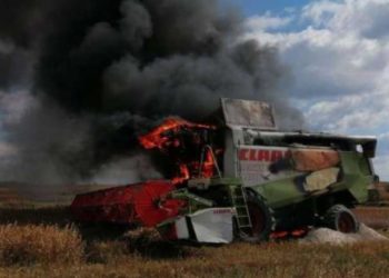 На Тернопільщині посеред поля загорівся комбайн