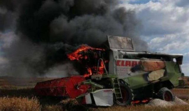 На Тернопільщині посеред поля загорівся комбайн