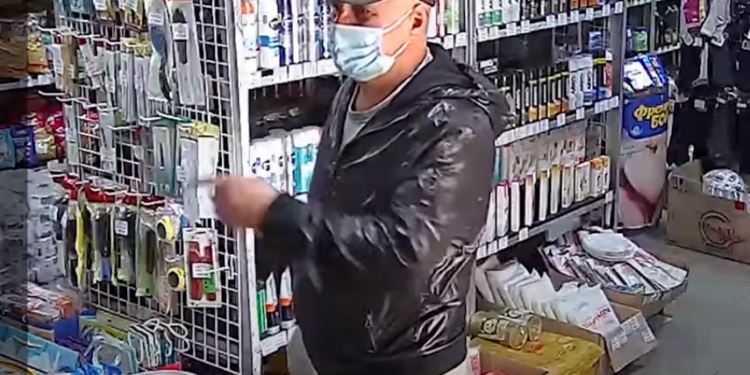 У Тернополі чоловік в магазині розрахувався чужою карточкою: розшук (Відео)