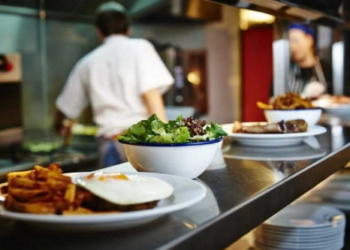 У центрі Тернополя у ресторані виявили 12 трудових нелегалів