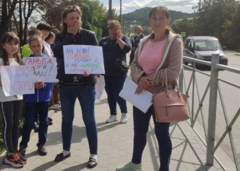 На Тернопільщині батьки школярів вийшли на акцію протесту: п’ять годин перекривали дорогу