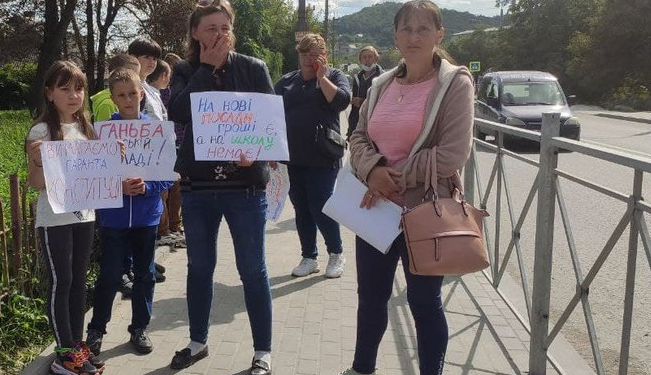 На Тернопільщині батьки школярів вийшли на акцію протесту: п’ять годин перекривали дорогу