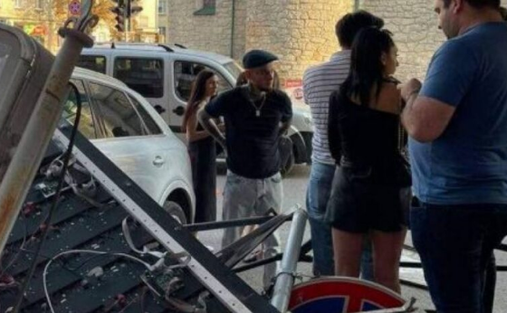 Як покарали блогера, котрий зніс огорожу і розтрощив рекламний щит у центрі Тернополя