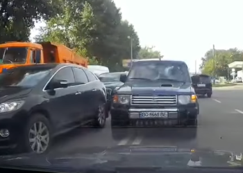 У Тернополі водії заблокували нахабного кермувальника джипа, який хотів об’їхати затор (Відео)