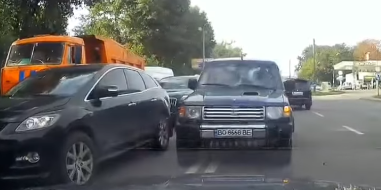 У Тернополі водії заблокували нахабного кермувальника джипа, який хотів об’їхати затор (Відео)