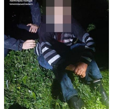 У Тернополі нетверезий чоловік порізав собі руки та шию розбитою пляшкою (Фото)