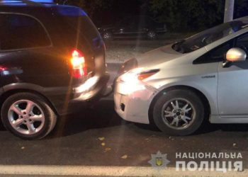 У Тернополі п’яна водійка вчинила ДТП та розбила вікно в патрульному авто (Фото, Відео)