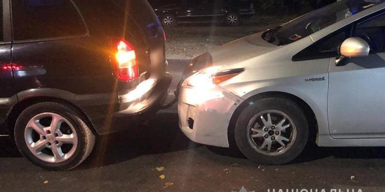 У Тернополі п’яна водійка вчинила ДТП та розбила вікно в патрульному авто (Фото, Відео)