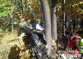 Смертельна аварія: біля Тернополя автомобіль злетів з дороги та застряг між деревами (Фото)