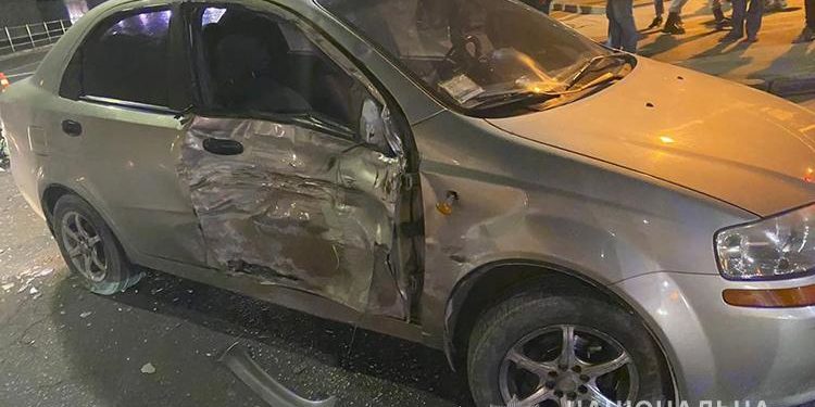 У Тернополі зіткнулися автомобіль “Шевроле” та мотоцикл “Кавасакі”: є потерпілі (Фото)