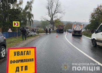 На Тернопільщині у ДТП потрапили три автівки: молода жінка у реанімації (Фото)
