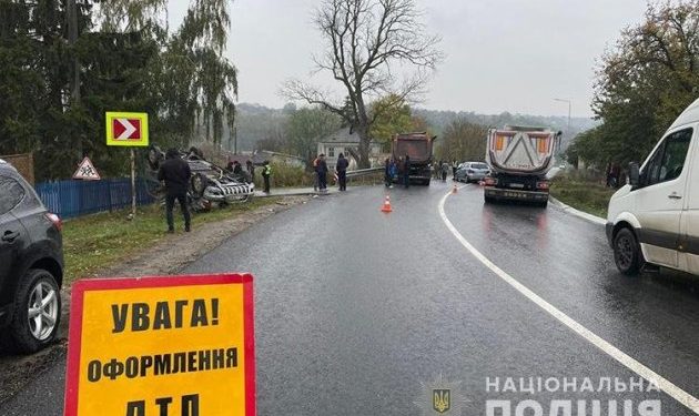 На Тернопільщині у ДТП потрапили три автівки: молода жінка у реанімації (Фото)