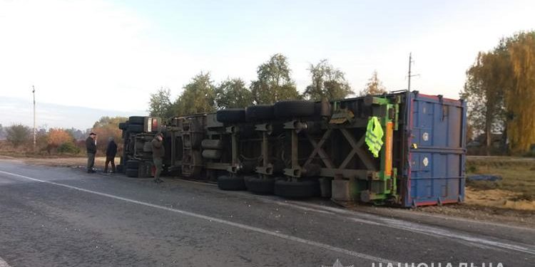 На Тернопільщині перекинулася фура, завантажена зерном сої (Фото)