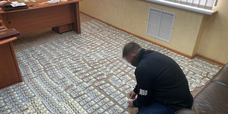 На Тернопільщині спіймали свіженьких хабарників – щомісяця у директорів лісгоспів вимагали по 1500 доларів