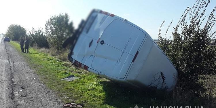 На Тернопільщині у ДТП перекинувся “Мерседес” (Фото)