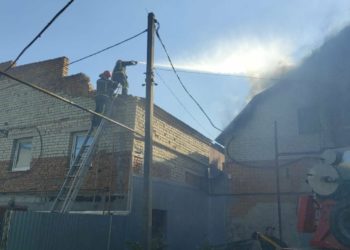 Масштабна пожежа у Тернополі: полум’я охопило будівлю на вулиці Микулинецькій (Фото)