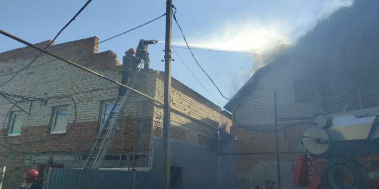 Масштабна пожежа у Тернополі: полум’я охопило будівлю на вулиці Микулинецькій (Фото)