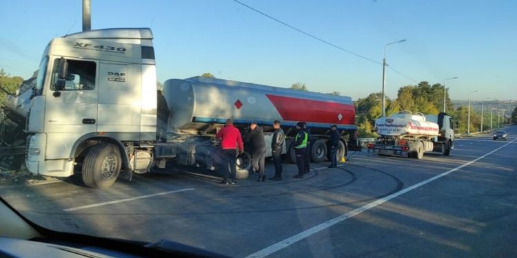 Жахлива ДТП на Тернопільщині, вантажівка злетіла з дороги (Фото)