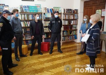 Поліцейські Тернополя почали перевіряти Covid-сертифікати у школах (Фото)