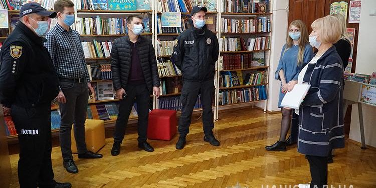 Поліцейські Тернополя почали перевіряти Covid-сертифікати у школах (Фото)