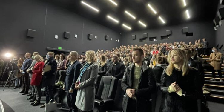 «Падаючи на сніг»: Андрій Підлужний презентував пронизливий кліп про війну (ФОТО)