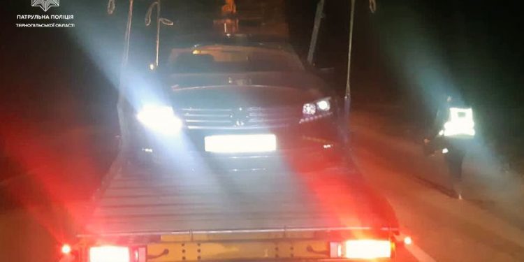 У Тернополі п’яний водій в’їхав у “БМВ” та “Хонду” і втік (Фото)