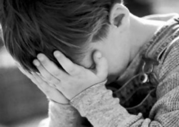 У Тернополі пенсіонер бив іграшковою битою та душив дітей