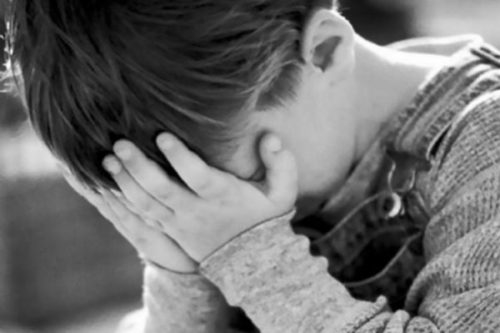 У Тернополі пенсіонер бив іграшковою битою та душив дітей