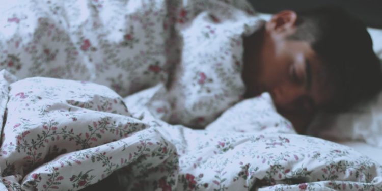 На Тернопільщині нетверезий чоловік заліз до чужого помешкання і заснув у ліжку