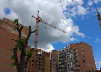 Нещасний випадок у Кременці: чоловік упав із новобудови