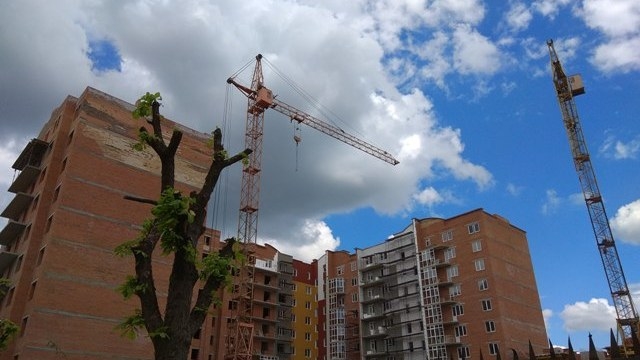 Нещасний випадок у Кременці: чоловік упав із новобудови