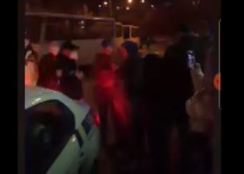 У Тернополі виник конфлікт між пасажирами маршрутки та поліцією: довелось викликати підмогу (Відео)