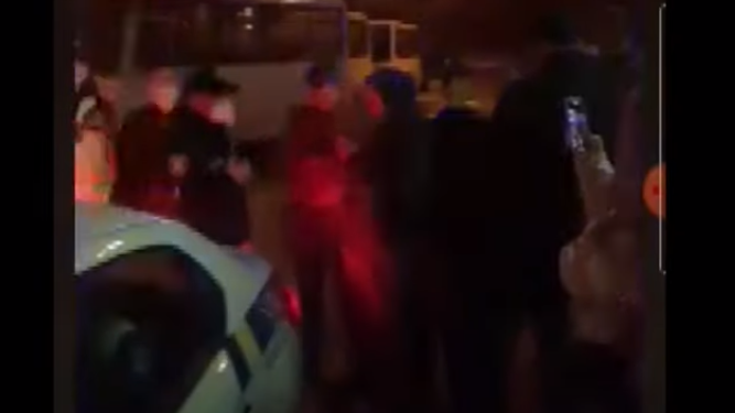 У Тернополі виник конфлікт між пасажирами маршрутки та поліцією: довелось викликати підмогу (Відео)