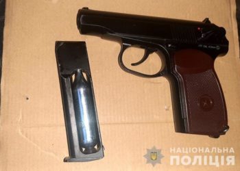 На Тернопільщині хлопець з пістолетом порушував порядок (Фото)