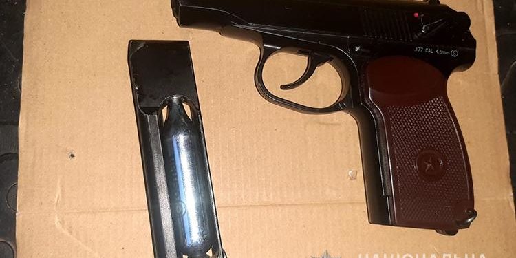 На Тернопільщині хлопець з пістолетом порушував порядок (Фото)