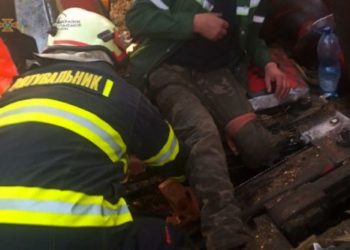 Трагічний випадок: на Тернопільщині чоловіка затисло в жатці комбайну (Фото)