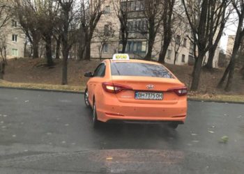 “Хочемо у Європу, а поводимося, як худоба”: у Тернополі водій таксі викинув сміття з вікна авто на дорогу (ФОТО)