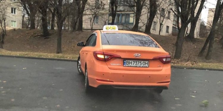 “Хочемо у Європу, а поводимося, як худоба”: у Тернополі водій таксі викинув сміття з вікна авто на дорогу (ФОТО)