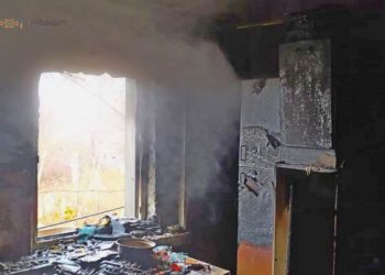 Чоловік у реанімації: біля Тернополя господар намагався загасити палаючий будинок (Фото)