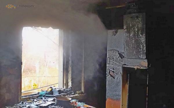 Чоловік у реанімації: біля Тернополя господар намагався загасити палаючий будинок (Фото)