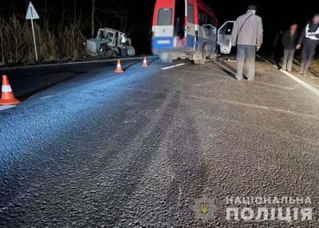 ДТП на Тернопільщині: автобус з пасажирами врізався у трактор (Фото)