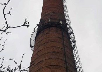 У Тернополі чоловік виліз на котельну трубу і хотів зробити непоправне (Фото)