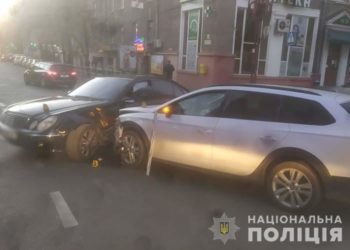 У Тернополі водійка на “Мерседесі” порушила правила і зіткнулася із водійкою на “Сіаті” (Фото)