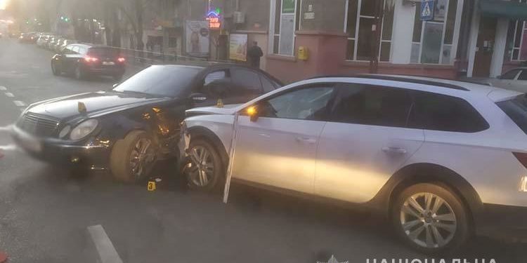 У Тернополі водійка на “Мерседесі” порушила правила і зіткнулася із водійкою на “Сіаті” (Фото)