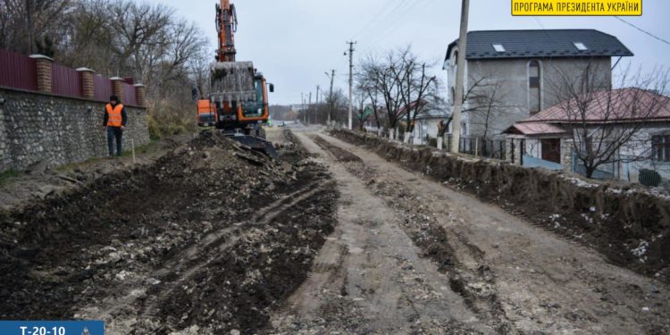 На Тернопільщині відновлюють дороги територіального значення, які не бачили ремонту десятки років