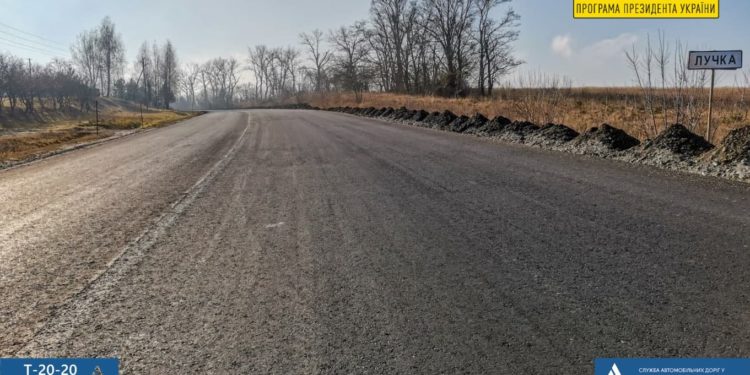 Оновлено 5,5 кілометрів автошляху Т-20-20 Мишковичі – Дружба